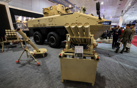 Des armes et véhicules au salon international de défense de Bagdad, en Irak. (illustration) ( AFP / AHMAD AL-RUBAYE )