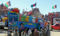 Des réfugiés afghans, expulsés du Pakistan, attendent à l'extérieur d'un centre de rétention à Chaman, près de la frontière pakistano-afghane, le 22 avril 2025 ( AFP / Abdul BASIT )