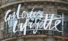 Aux Galeries Lafayette à Paris, ce lundi après-midi, le rez-de-chaussée fourmille de clients ( AFP / Anna KURTH )