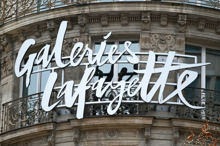 Aux Galeries Lafayette à Paris, ce lundi après-midi, le rez-de-chaussée fourmille de clients ( AFP / Anna KURTH )