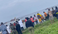 Des personnes regardent l'avion de Precision Air qui s'est écrasé dans le lac Victoria, en Tanzanie