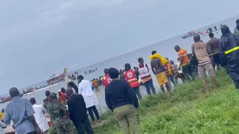 Des personnes regardent l'avion de Precision Air qui s'est écrasé dans le lac Victoria, en Tanzanie