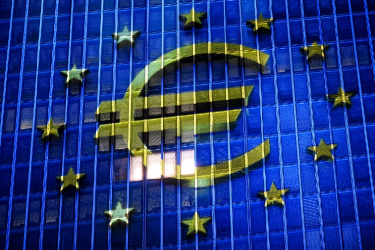 Le symbole de l'euro est projeté sur la façade de la Banque centrale européenne, à Francfort, Allemagne, le 30 décembre 2025  ( AFP / Kirill KUDRYAVTSEV )