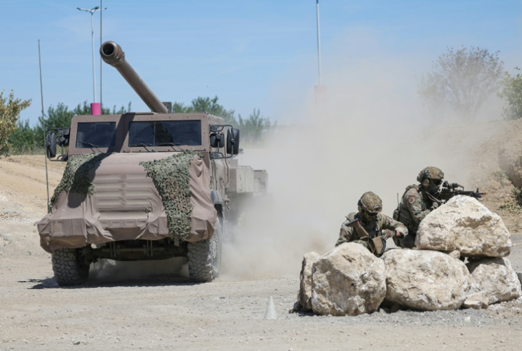 Un canon Caesar et des soldats français lors d'une démonstration dynamique à la veille de l'ouverture du salon de défense Eurosatory à Villepinte, près de Paris, le 14 juin  ( AFP / Kenzo TRIBOUILLARD )