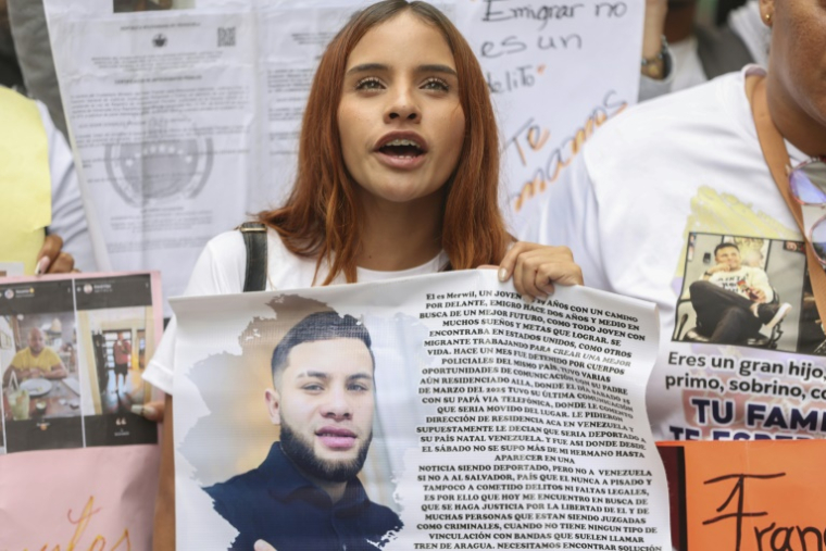 Une soeur de Merwil Gutierrez lors d'une manifestation à Caracas pour sa libération, 22 avril 2025 ( AFP / Pedro MATTEY )