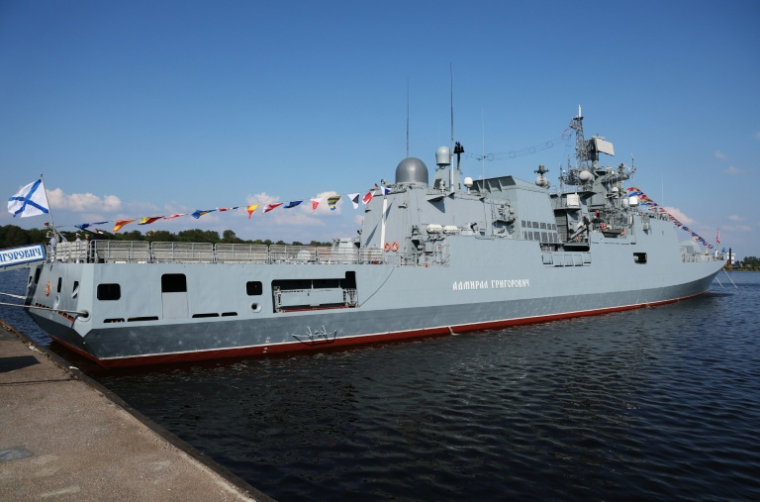 La frégate russe Amiral Grigorovitch à Saint-Pétersbourg, le 27 juillet 2025 ( POOL / Alexander KAZAKOV )