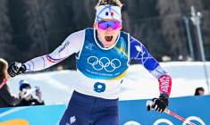 Mathis Desloges célèbre sa médaille d'argent au skiathlon, la première médaille de l'équipe de France aux JO de Milan Cortina, le 8 février 2026 à Tesero ( AFP / Tobias SCHWARZ )
