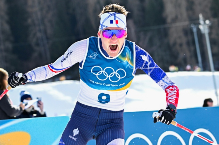 Mathis Desloges célèbre sa médaille d'argent au skiathlon, la première médaille de l'équipe de France aux JO de Milan Cortina, le 8 février 2026 à Tesero ( AFP / Tobias SCHWARZ )