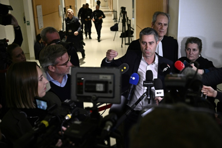 François Ruffin au tribunal correctionnel de Paris le 28 novembre 2024, lors du procès de l'ex-patron du renseignement intérieur Bernard Squarcini, condamné en mars 2025 notamment pour la surveillance de M. Ruffin entre 2013 et 2016 pour le compte de LVMH ( AFP / JULIEN DE ROSA )