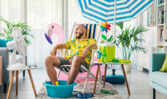 (Homme installé chez lui dans une ambiance vacances - Crédit photo : Adobe Stock)