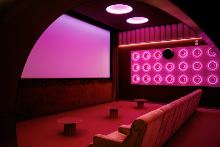 Une salle du cinéma Elysées Lincoln à Paris le 14 novembre 2025 ( AFP / Dimitar DILKOFF )