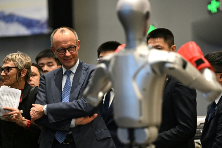 Le chancelier allemand Friedrich Merz visite un showroom présentant des robots de l'entreprise chinoise Unitree Robotics à Hangzhou, dans l’est de la Chine, le 26 février 2026 ( AFP / Jade Gao )