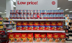 Sauce aux canneberges Ocean Spray et mélange pour farce Stove Top en vente dans un magasin Target à Valley Stream, New York