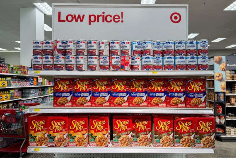 Sauce aux canneberges Ocean Spray et mélange pour farce Stove Top en vente dans un magasin Target à Valley Stream, New York