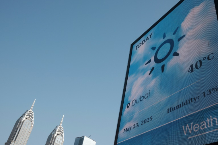 Un panneau affiche une température de 40 degrés Celsius à Dubaï, aux Emirats arabes unis, le 23 mai 2025 ( AFP / Giuseppe CACACE )