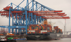 Des conteneurs sont déchargés du navire porte-conteneurs Hapag-Lloyd Chacabuco au terminal à conteneurs HHLA Altenwerder sur l'Elbe à Hambourg, en Allemagne