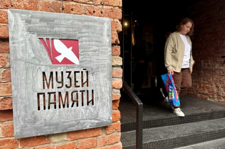 Un visiteur au musée de la mémoire dédié au "génocide du peuple soviétique", à Moscou, le 12 août 2026 ( AFP / STRINGER )