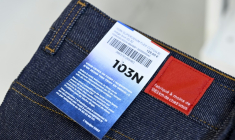 Un jean de la marque 1083 fabriqué à Rupt-en-Moselle, en Moselle, le 12 mars 2024 ( AFP / Jean-Christophe  VERHAEGEN )