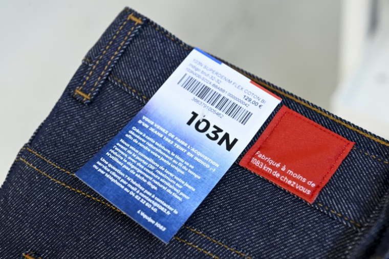 Un jean de la marque 1083 fabriqué à Rupt-en-Moselle, en Moselle, le 12 mars 2024 ( AFP / Jean-Christophe  VERHAEGEN )