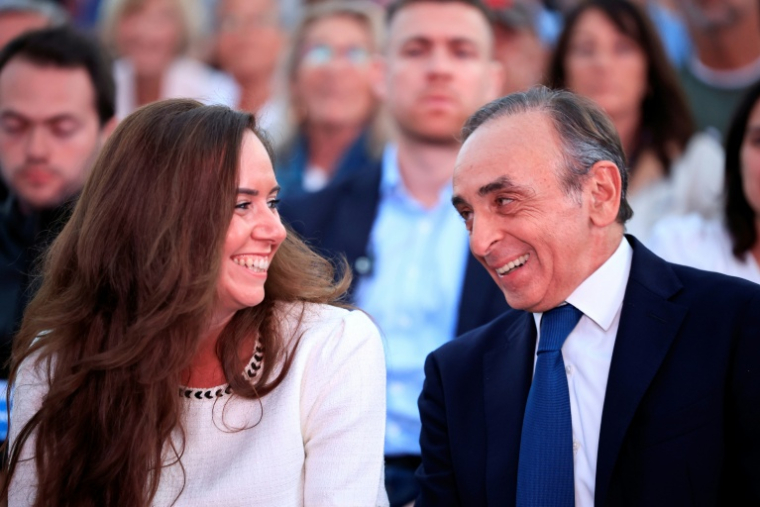 Sarah Knafo, à gauche et à sa droite Eric Zemmour, le 5 juin 2024, à Nice dans les Alpes-Maritimes ( AFP / Valery HACHE )