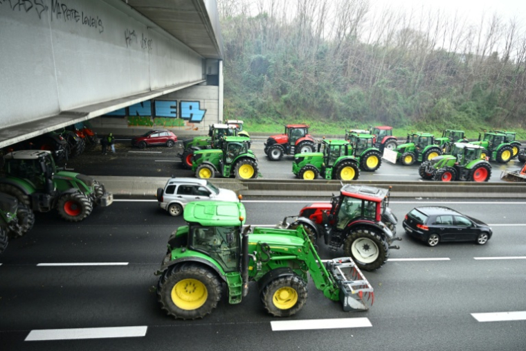 Des agriculteurs manifestent sur l'A63 à Saint-Pierre-D'Irube, dans les Pyrénées-Atlantiques, le 9 janvier 2026 ( AFP / Gaizka IROZ )