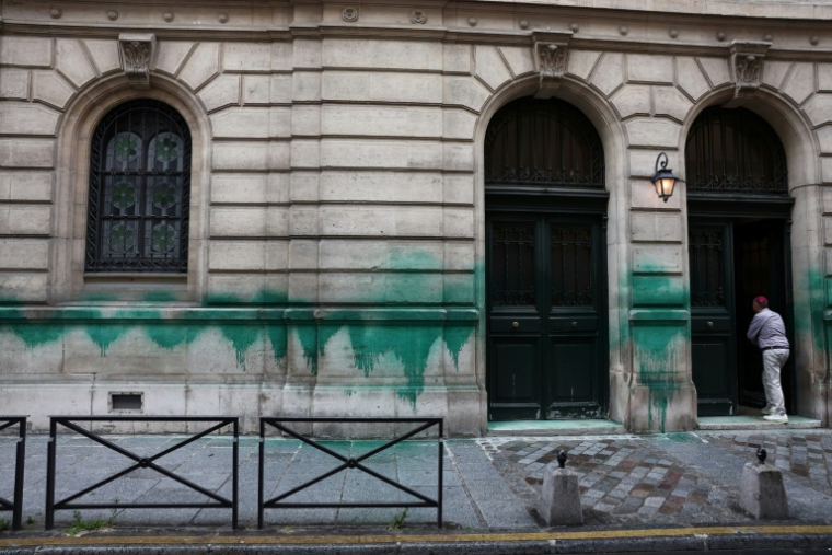Des jets de peinture verte sur les murs de la synagogue de la rue des Tournelles à Paris, le 31 mai 2025 ( AFP / Thibaud MORITZ )