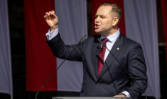 Karol Nawrocki lors de la campagne pour l'élection présidentielle, le 12 avril 2025 à Varsovie ( AFP / Wojtek RADWANSKI )