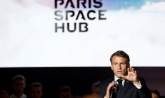 Emmanuel Macron au stand Paris Space Hub au salon du Bourget