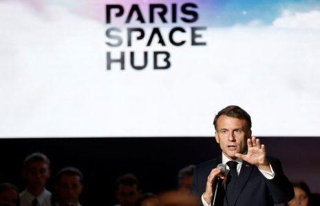 Emmanuel Macron au stand Paris Space Hub au salon du Bourget