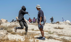 Un colon israélien a agressé un militant juif pour la paix dans un avant-poste israélien situé dans le village palestinien de Jannatah, occupé par Israël, au sud de la ville de Bethléem, le 25 août 2026.  ( AFP / ilia YEFIMOVICH )