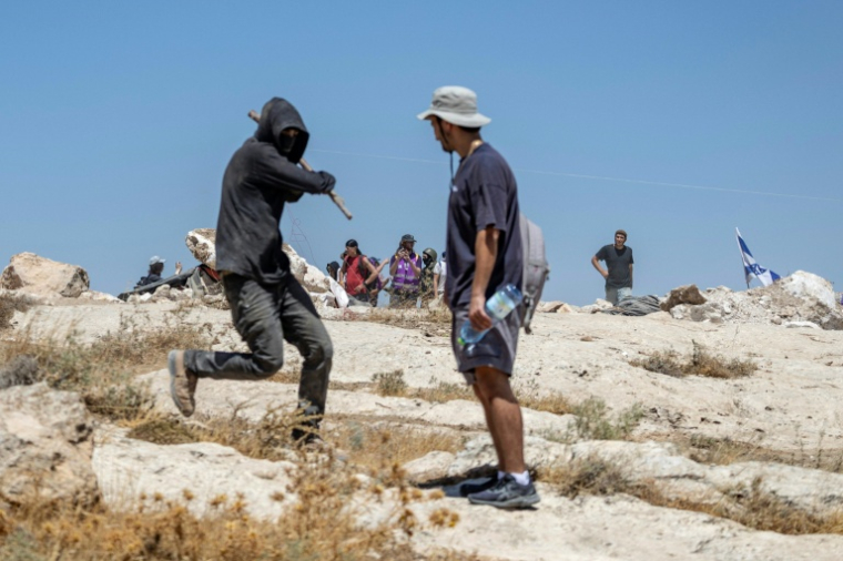 Un colon israélien a agressé un militant juif pour la paix dans un avant-poste israélien situé dans le village palestinien de Jannatah, occupé par Israël, au sud de la ville de Bethléem, le 25 août 2026.  ( AFP / ilia YEFIMOVICH )