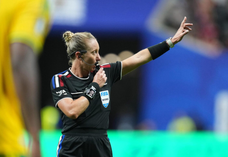 Une deuxième femme a arbitré un match de Coupe du monde masculine