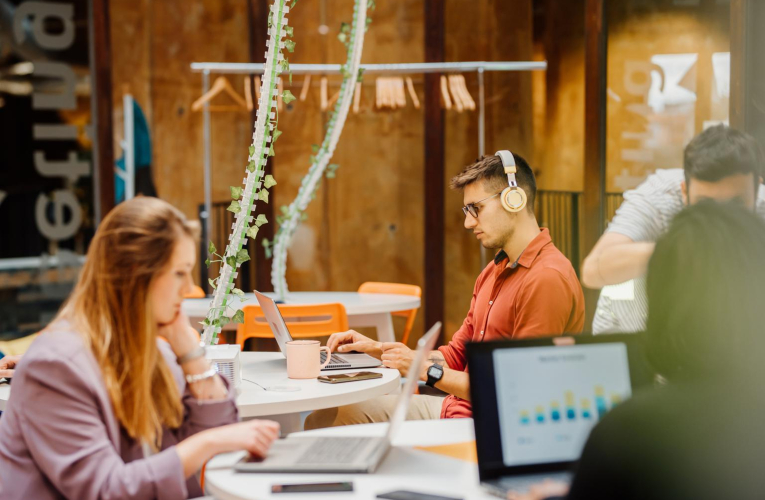 Il existe des espaces de coworking originaux et abordables pour les étudiants. ( crédit photo : Getty Images )