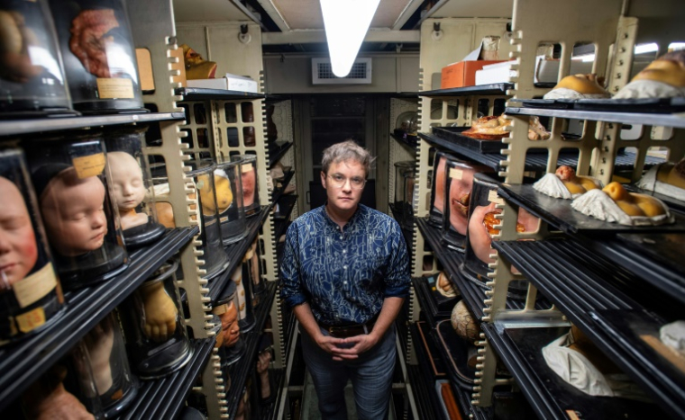 La nouvelle codirectrice Sara Ray au milieu des rayons des archives du Mütter Museum de Philadelphie, le 20 août 2025 en Pennsylvanie ( AFP / Matthew Hatcher )