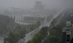 Forte pluie à Vinh, ville côtière de la province de Nghe An, avant l'arrivée du typhon Kajiki, le 25 août 2025 au Vietnam ( AFP / Nhac NGUYEN )