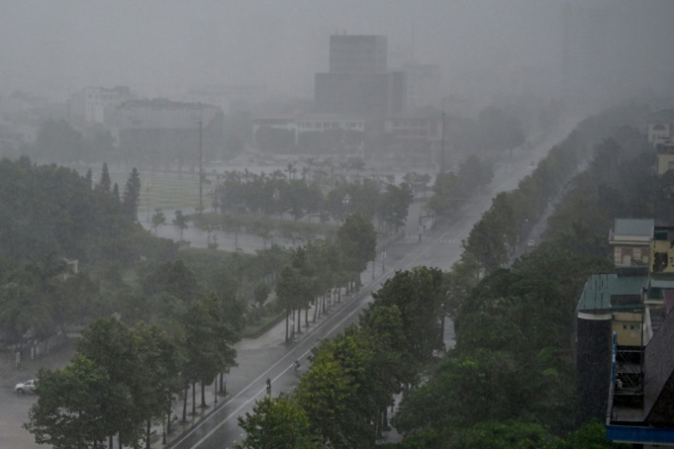 Forte pluie à Vinh, ville côtière de la province de Nghe An, avant l'arrivée du typhon Kajiki, le 25 août 2025 au Vietnam ( AFP / Nhac NGUYEN )
