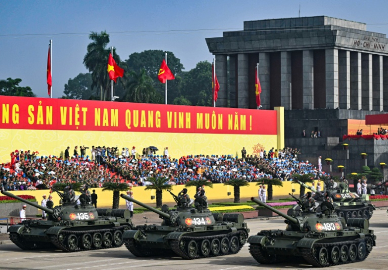 Des chars T55 défilent lors d'une parade marquant le 80e anniversaire de l'indépendance du Vietnam à Hanoï, le 2 septembre 2025 ( AFP / Nhac NGUYEN )