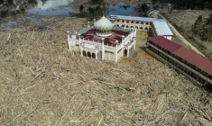 Vue aérienne de la mosquée de Darul Mukhlisin cernées par des arbres arrachés et des troncs à Aceh dans le nord de Sumatra en Indonésie le 10 décembre 2025 ( AFP / Aditya Aji )