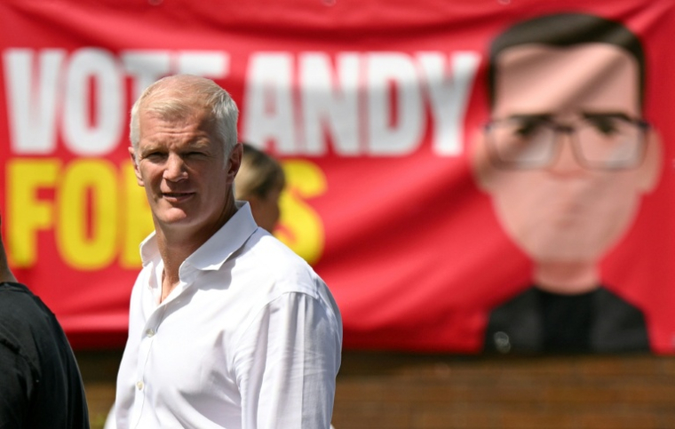 Le député travailliste Al Carns arrive au siège de campagne du Parti travailliste à Ashton-in-Makerfield, dans le nord-ouest de l'Angleterre, le 18 juin 2026 ( AFP / Oli SCARFF )