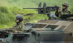 Des soldats japonais participent à un exercice de tir réel, en juin ( AFP / Yuichi YAMAZAKI )