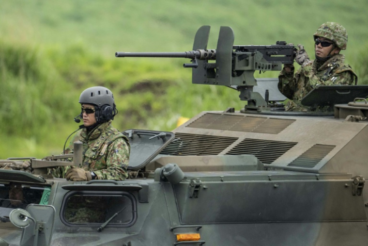 Des soldats japonais participent à un exercice de tir réel, en juin ( AFP / Yuichi YAMAZAKI )