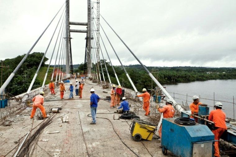 Des ouvriers travaillent sur le chantier du pont routier de l’Oyapock, à Saint-Georges-de-l’Oyapock, en Guyane, le 30 mai 2011 ( AFP / Jody AMIET )
