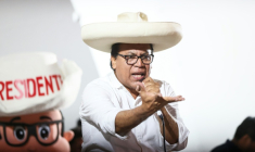 Le candidat à la présidence du Pérou Roberto Sanchez s'adresse à ses partisans lors d'un meeting de campagne à Lima, le 24 mai 2026 ( AFP / Connie FRANCE )