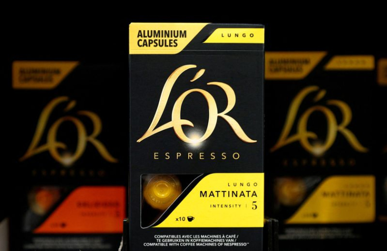 Des paquets de café L'or sont visibles dans un supermarché Carrefour à Bruxelles