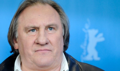 Gérard Depardieu pose lors d'une séance photo pour promouvoir le film 'Saint Amour' lors du 66e Festival International du Film de Berlinale à Berlin