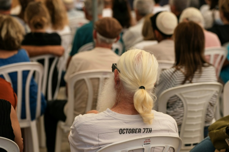 Des habitants du kibboutz Kfar Aza assistent à la cérémonie en l'honneur des victimes de l'attaque du 7 octobre 2023, le 16 octobre 2025 ( AFP / Maya Levin )