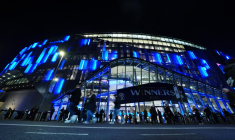 Désabusés, des supporters de Tottenham quittent le stade à la mi-temps