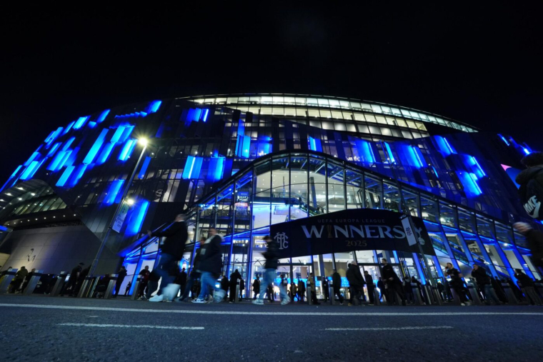 Désabusés, des supporters de Tottenham quittent le stade à la mi-temps