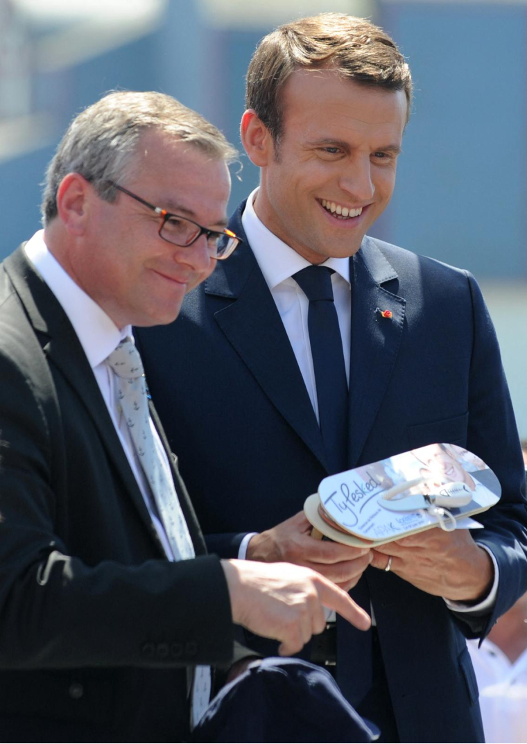 Olivier Le Nézet (à gauche), président du comité national des pêches, en présence du Président de la République Emmanuel Macron (à droite) lors d'une visite au port de Lorient, le 1er juin 2017. ( AFP / FRED TANNEAU )