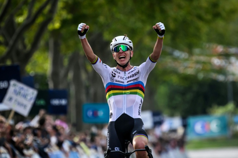 Tadej Pogacar, sacré champion d'Europe, à Valence (Drôme), le 5 octobre 2025 ( AFP / JEFF PACHOUD )